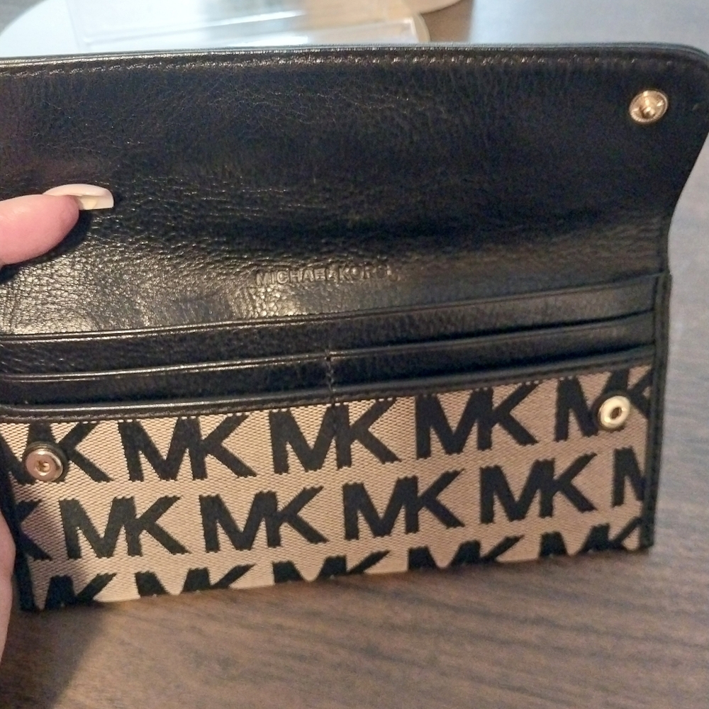 Michael Kors Wallet - Picture 6 of 6